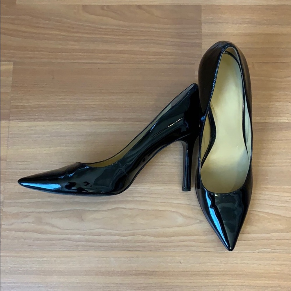 Classic black patent leather pump!